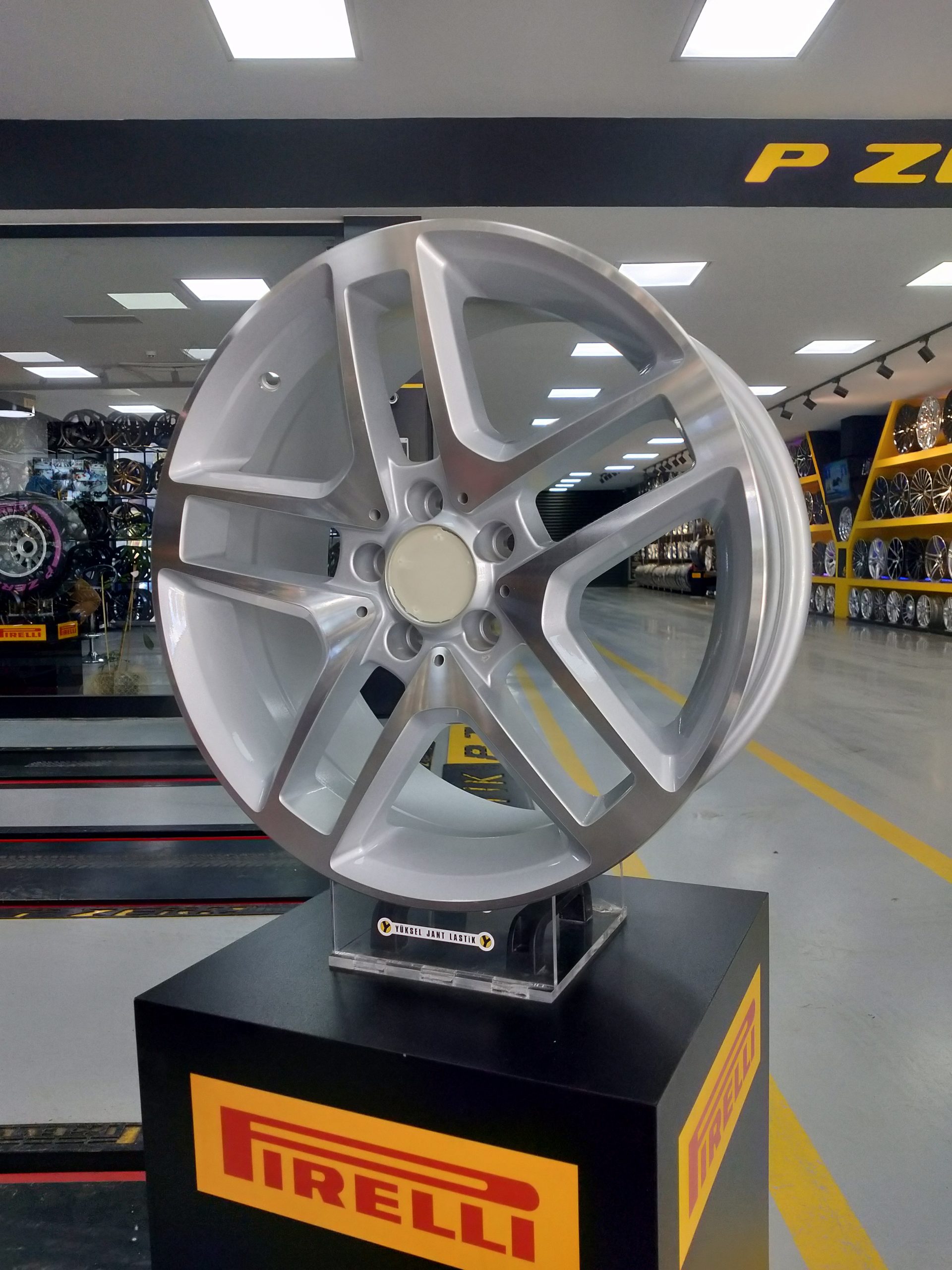 18X8.5 5X112 ET48 66.6 SILVER
